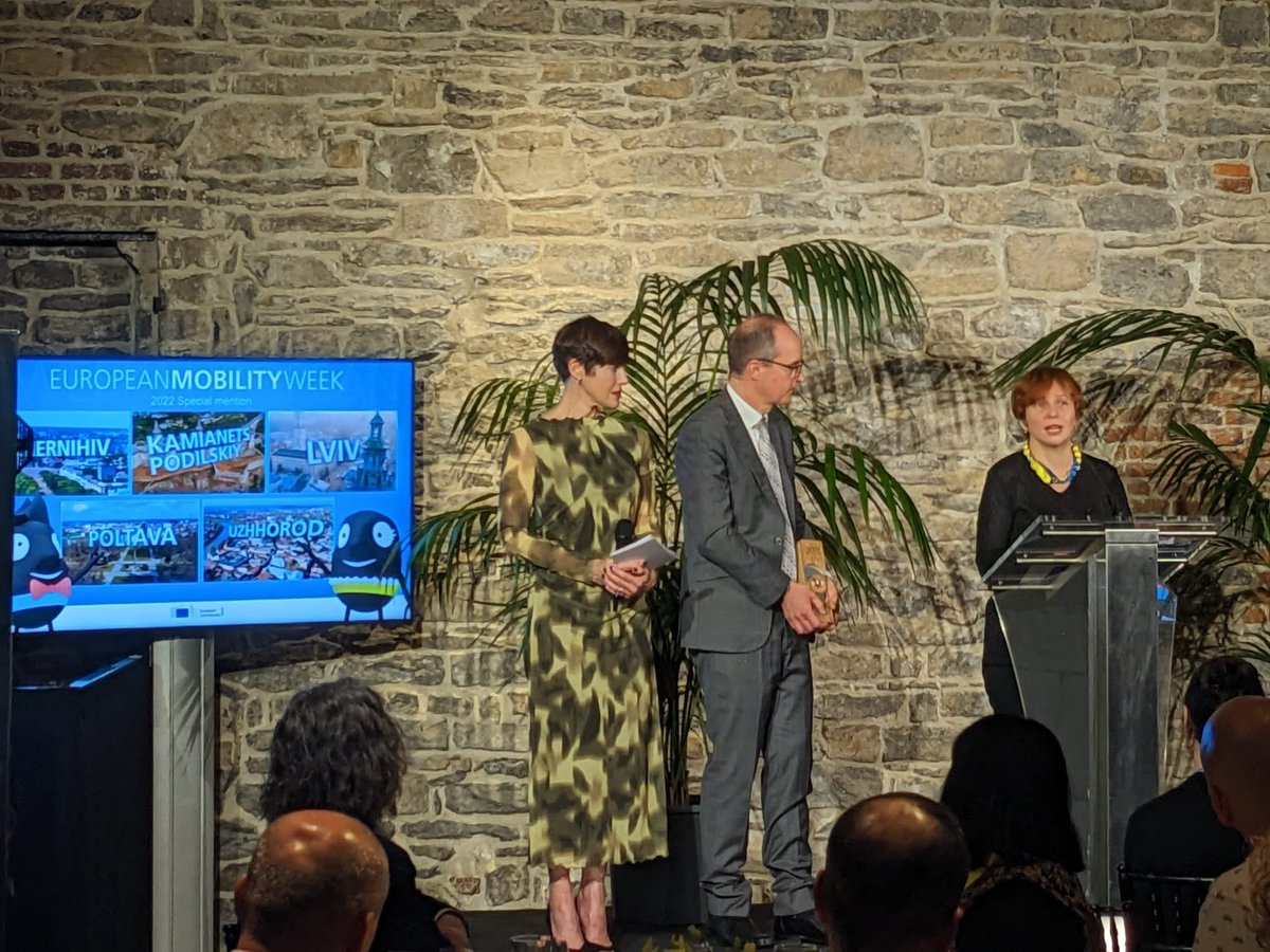 POLISnetwork's tweet photo. ๐บ๐ฆAnd last but not least, @mobilityweek gives a #SpecialMention to the Ukrainian #cities of:
๐น Chernihiv
๐น Kamianets-Podilskiy
๐น Lviv
๐น Poltava
๐น Uzhhorod
Congratulations to them for this well-deserved award๐
#EuropeanMobilityWeek #MixandMove #BetterConnections https://t.co/hDFqN0XPnl
