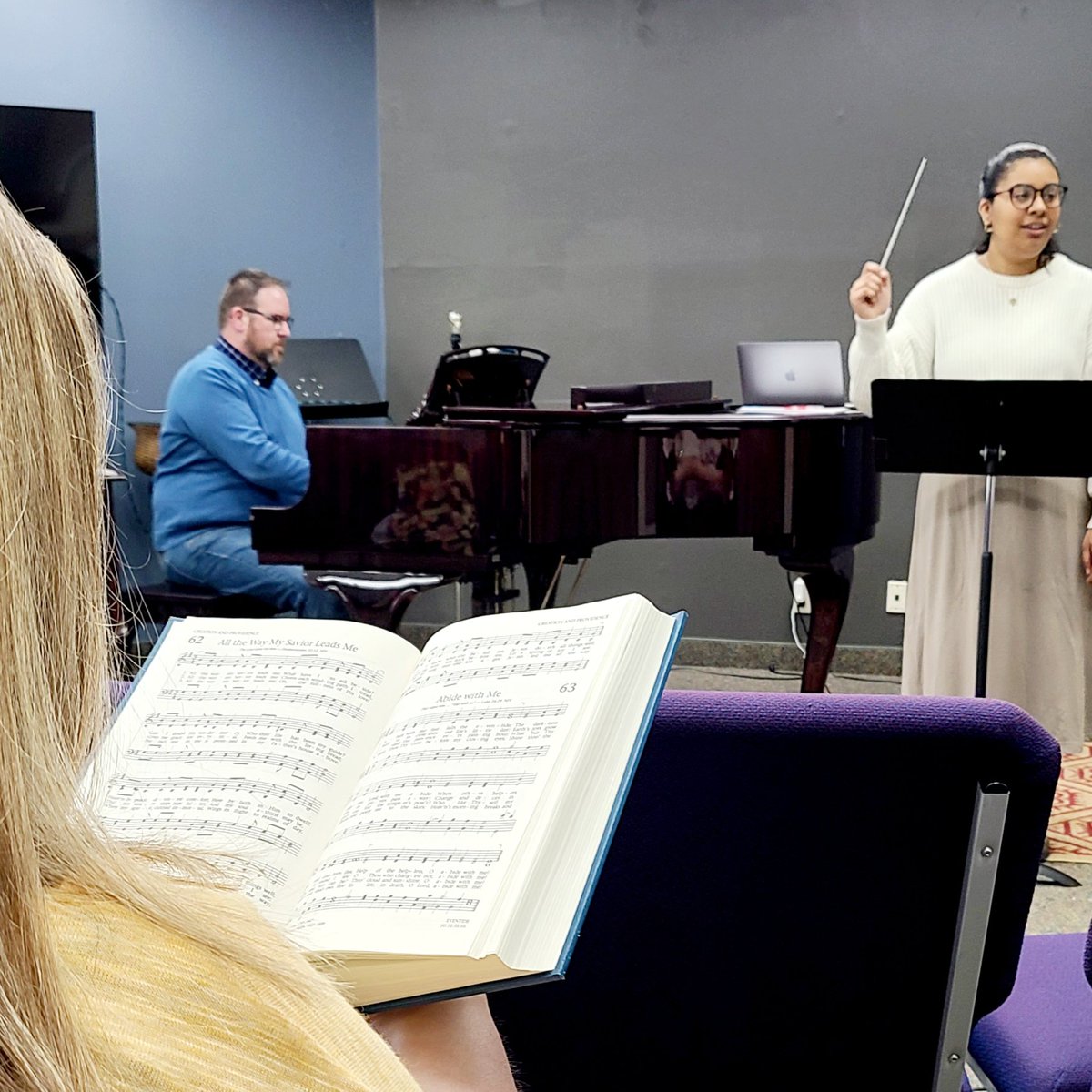 MBTSWorship's tweet photo. Conducting 101. 

An essential part in preparing #musiciantheologians #forthechurch here at @MBTS &amp; @SpurgeonColl.

And, it's all a part of God's very good idea in creating music &amp; musicianship, for His glory. 

Why not join us?
💻https://t.co/CjkESMvZeC

#sundaymorningmatters https://t.co/SEPIJyeXAx