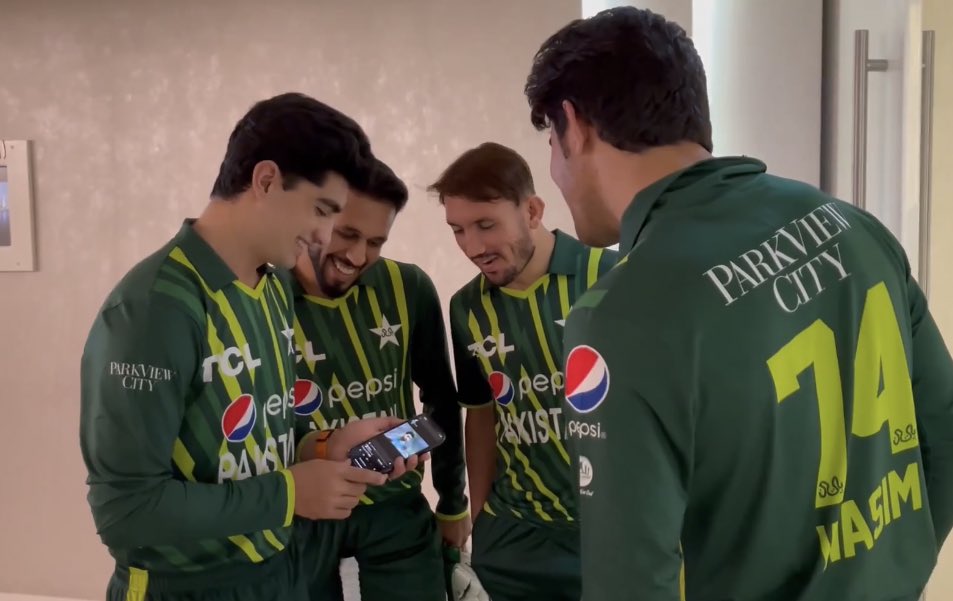 sanam27_'s tweet image. Caption this 
#boysingreen