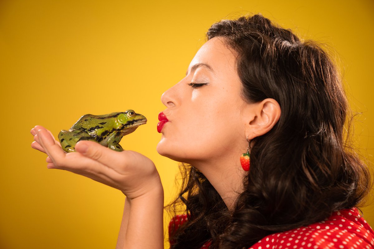 grshalan's tweet photo. “Charmed, I’m sure.” 💋🐸✨ (swipe for true feelings about my scene partner) // 📸 (and 🐸): @howdyanthony — is there anything he can’t do extremely well, folks? #portraitphotography #photooftheday #onceuponatime #frogprince #kissafrog #anthonymisianophotography https://t.co/dc8Oa4wD8s