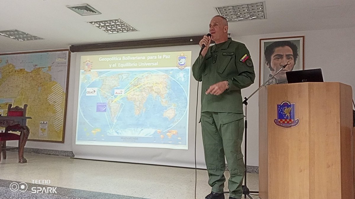 iaesen_umbv's tweet photo. #23Mar Con el fin de alinear el pensamiento estratégico de los participantes de nuestros programas de estudio con la nueva Geopolítica Mundial, el MG @angiolillofp transversaliza el pensamiento bolivariano y su proyección universal con la  libertad de los pueblos de la América. https://t.co/gPbi8fiBeR