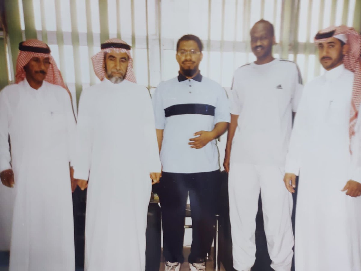 abosaleh30's tweet photo. صورة لها أكثر من 20 سنه لمعلمين ابتدائية أبي عبيدة بن الجراح بالرياض من اليسار الاستاذ ثنيان الثنيان والاستاذ عبدالله الخثلان والاستاذ خلف القليب والاستاذ الحكم الدولي السابق علي المطلق @ali_almutlq والدكتور خالد العييدي @khaled1143 https://t.co/ghRwTejYaK