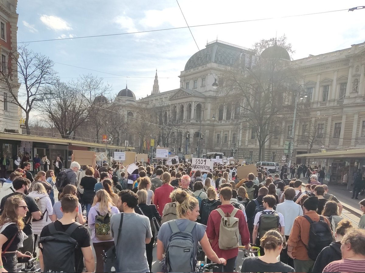 Eindrücke von der #Demonstration des befristeten Mittelbaus vor der #UniWien - natürlich war ich dabei! 1/3
#Unterbau #fairstattprekär #IchbinHanna  #WissZeitVG #UGNovelle