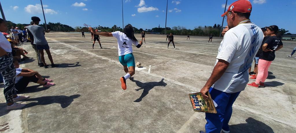 🥳 Alegría y espíritu deportivo en esta jornada de los #JuegosMella 2023 de nuestra Universidad. 👏 ¡Los equipos dándolo todo por su facultad! ⚽️♟️🥎🏐🤾‍♀️ #SomosUCI #UniversidadCubana #DeporteUniversitario #Cuba @raydelmp @feu_uci @Calibancubano @CubaMES