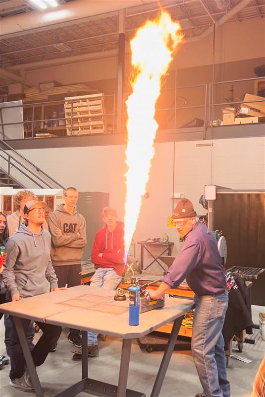clcmnedu's tweet image. We visited Menahga High School today to give students a hands-on look into our Diesel and Machine Tool programs! 🙌
#Diesel #machinetool