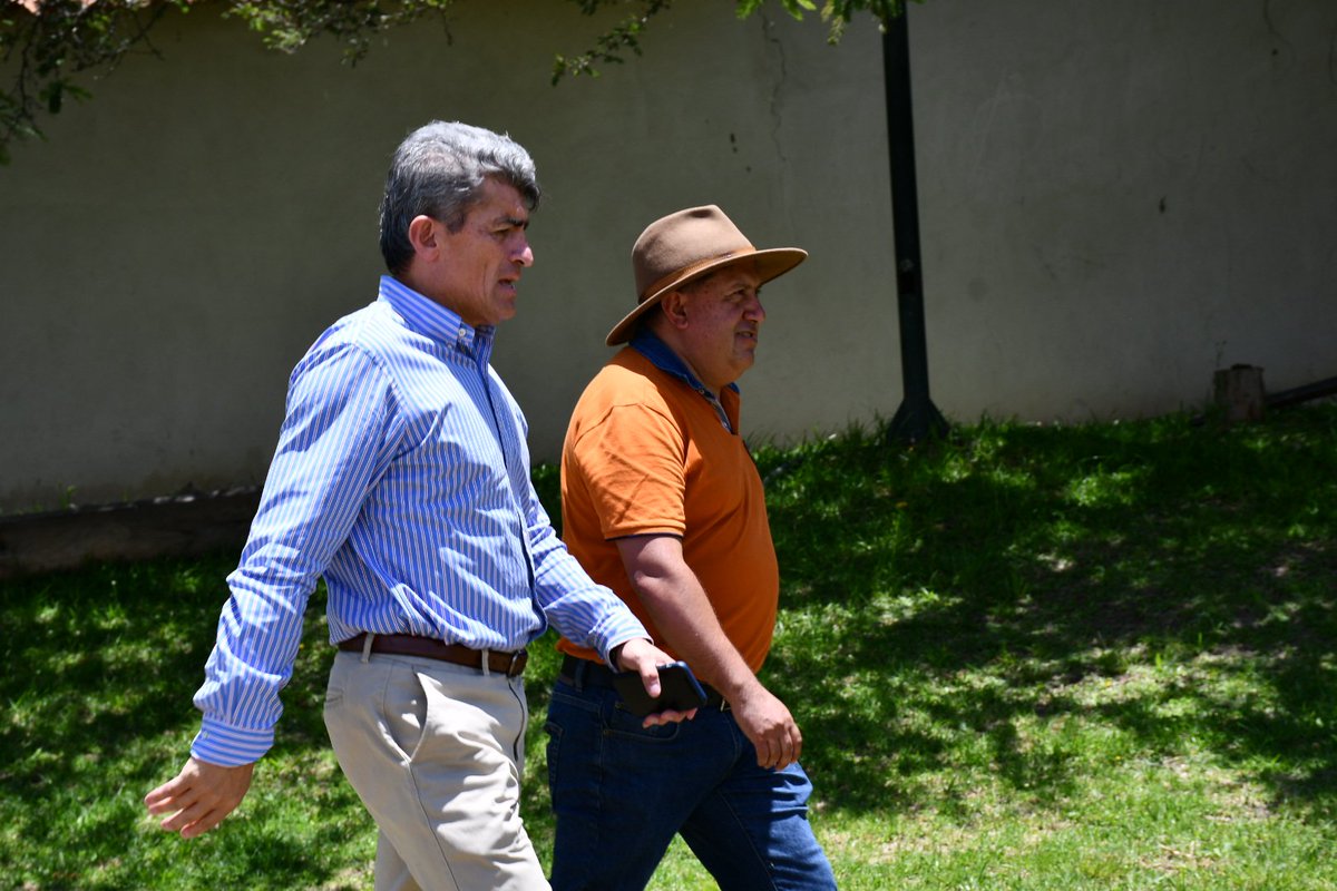 centrosurec's tweet photo. 📍El presidente ejecutivo, Tito Torres, visitó la parroquia Susudel. Se reunió con el alcalde electo del cantón Oña, Eddy Erráez, para tratar temas relacionados al desarrollo local impulsado por el servicio eléctrico 💡⚡. https://t.co/bmFvmojPip