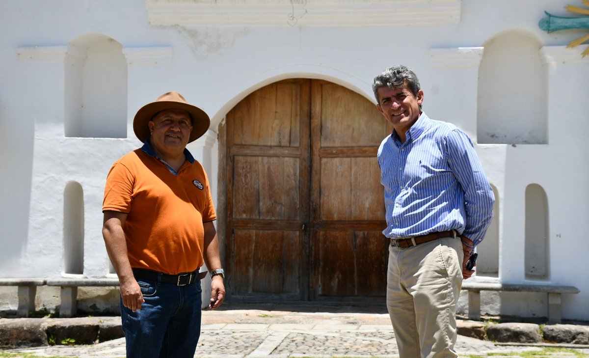 centrosurec's tweet photo. 📍El presidente ejecutivo, Tito Torres, visitó la parroquia Susudel. Se reunió con el alcalde electo del cantón Oña, Eddy Erráez, para tratar temas relacionados al desarrollo local impulsado por el servicio eléctrico 💡⚡. https://t.co/bmFvmojPip