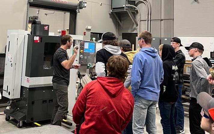 clcmnedu's tweet image. We visited Menahga High School today to give students a hands-on look into our Diesel and Machine Tool programs! 🙌
#Diesel #machinetool