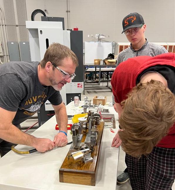 clcmnedu's tweet image. We visited Menahga High School today to give students a hands-on look into our Diesel and Machine Tool programs! 🙌
#Diesel #machinetool