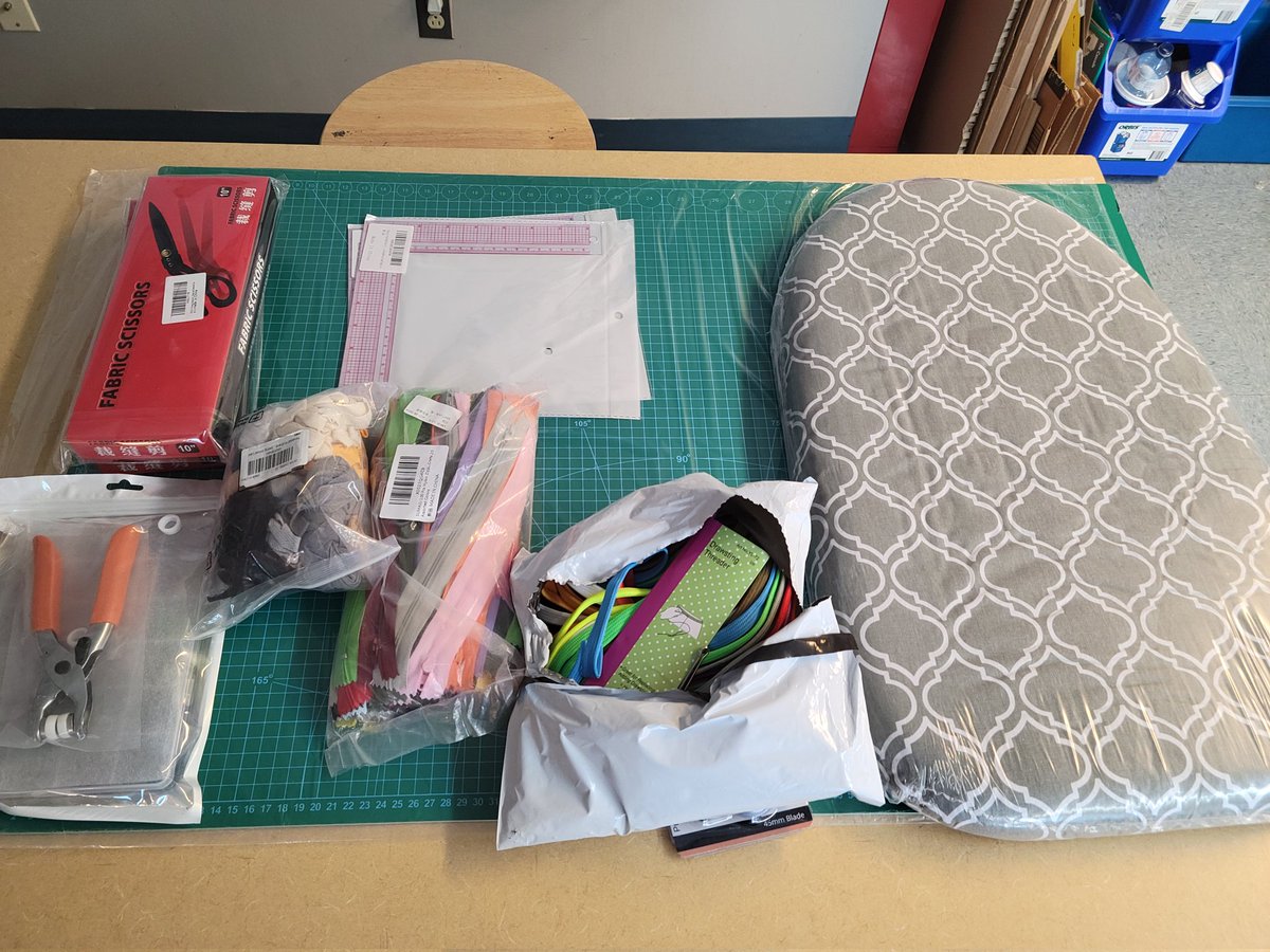 C'est toujours excitant de recevoir du matériel de <a href="/labos_creatifs/">Labos Créatifs</a>. On se lance dans la couture <a href="/EcoleGV/">École des Grands-Vents</a> <a href="/mmelee5/">Melissa Lee</a>