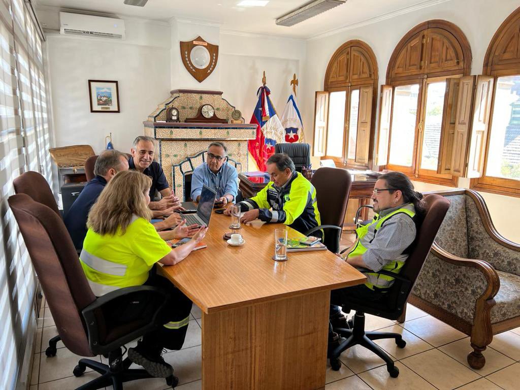 Samumetropolita's tweet photo. #SAMU131 🚑 SAMU Metropolitano participó en reunión de coordinación con @DefensaCivilCL y @Senapred, para desarrollar trabajo conjunto que permita dar respuesta a situaciones emergencias y desastres en la RM, además de la realización de futuras capacitaciones 👍🏼
#ElSAMUdeTodos https://t.co/j3Hr4gerCo