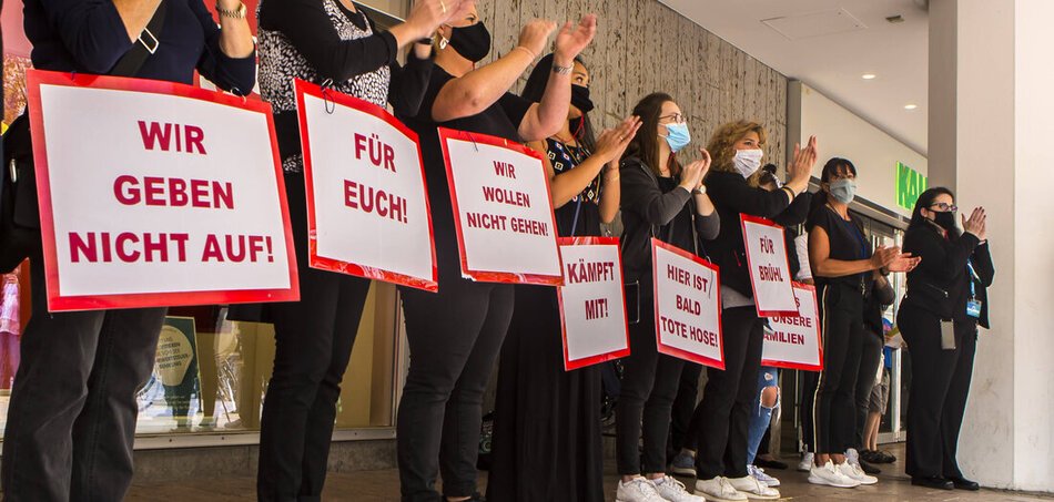 jungewelt's tweet photo. »Wir müssen zur Not die Warenhäuser besetzen.«

#Galeria #Karstadt-Kaufhof: #Signa kassiert Staatsgeld und entlässt Beschäftigte. Standorte zu Sorgezentren gefordert. Ein Gespräch mit Katalin Gennburg. @die_gennburg @dielinkeberlin 

https://t.co/2jEahcqjPZ https://t.co/X2PXIOMdhK