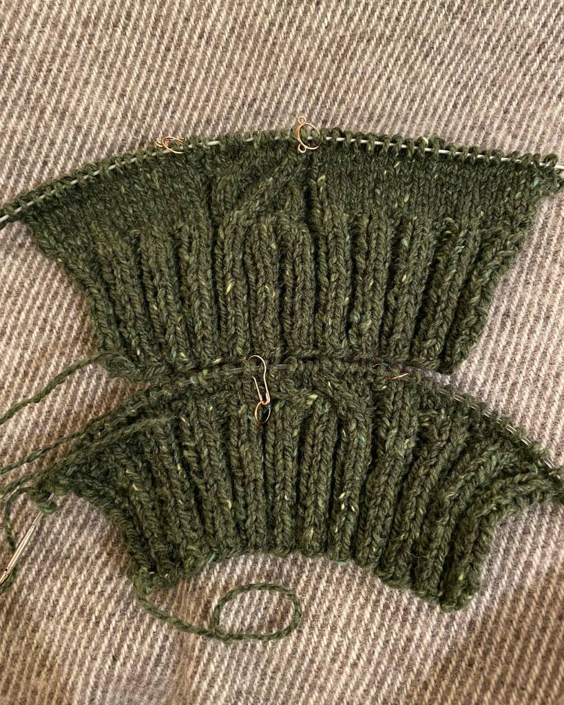 CustomFitKnits's tweet photo. I am one of those people who accidentally will knit two matching sleeves (or socks or mittens) while the pattern calls for the left and right to be different. 

To prevent this, I cast on my first sleeve, set up the cable, and then moved it to a spare ca… https://t.co/2IOtADEmIk https://t.co/uNLLppuPAq