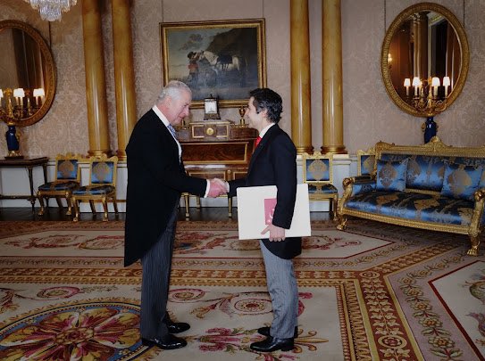 ingiltereyorum's tweet photo. Türkiye Cumhuriyeti Büyükelçisi Koray Ertaş, güven mektubunu bugün Kral III. Charles’a sundu.
@TurkEmbLondon https://t.co/2gklbBNrIQ