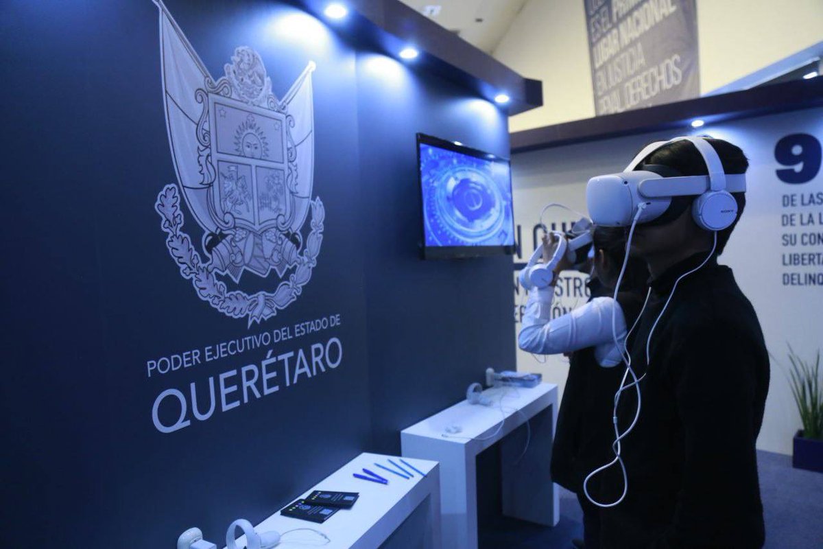 cespq_qro's tweet photo. Asistentes al #CongresoCosmos participan en el stand de realidad virtual y viven la experiencia que ofrece durante este foro la @CESPQ_, se parte de esta demostración y conoce nuestras instalaciones a través de esta inovadora experiencia #CosmosAvanza @cosmosjusticia https://t.co/LkCUMhpoxe