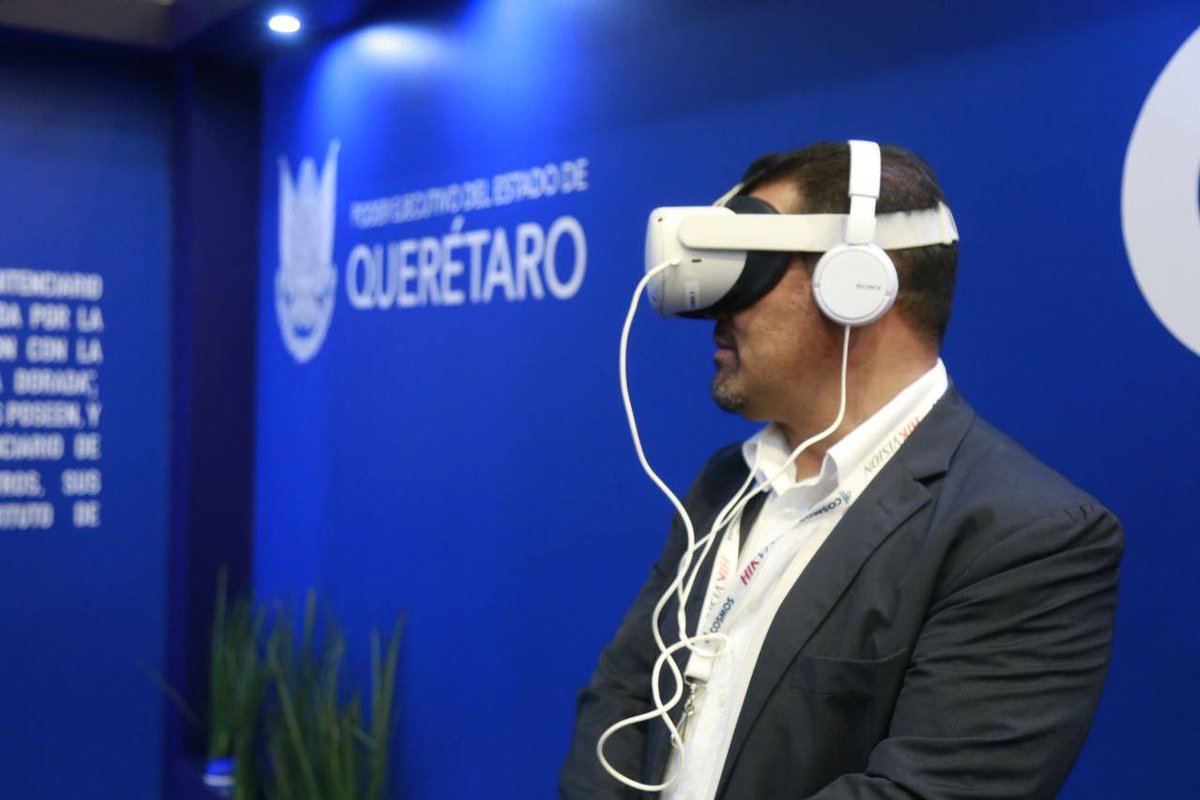 cespq_qro's tweet photo. Asistentes al #CongresoCosmos participan en el stand de realidad virtual y viven la experiencia que ofrece durante este foro la @CESPQ_, se parte de esta demostración y conoce nuestras instalaciones a través de esta inovadora experiencia #CosmosAvanza @cosmosjusticia https://t.co/LkCUMhpoxe