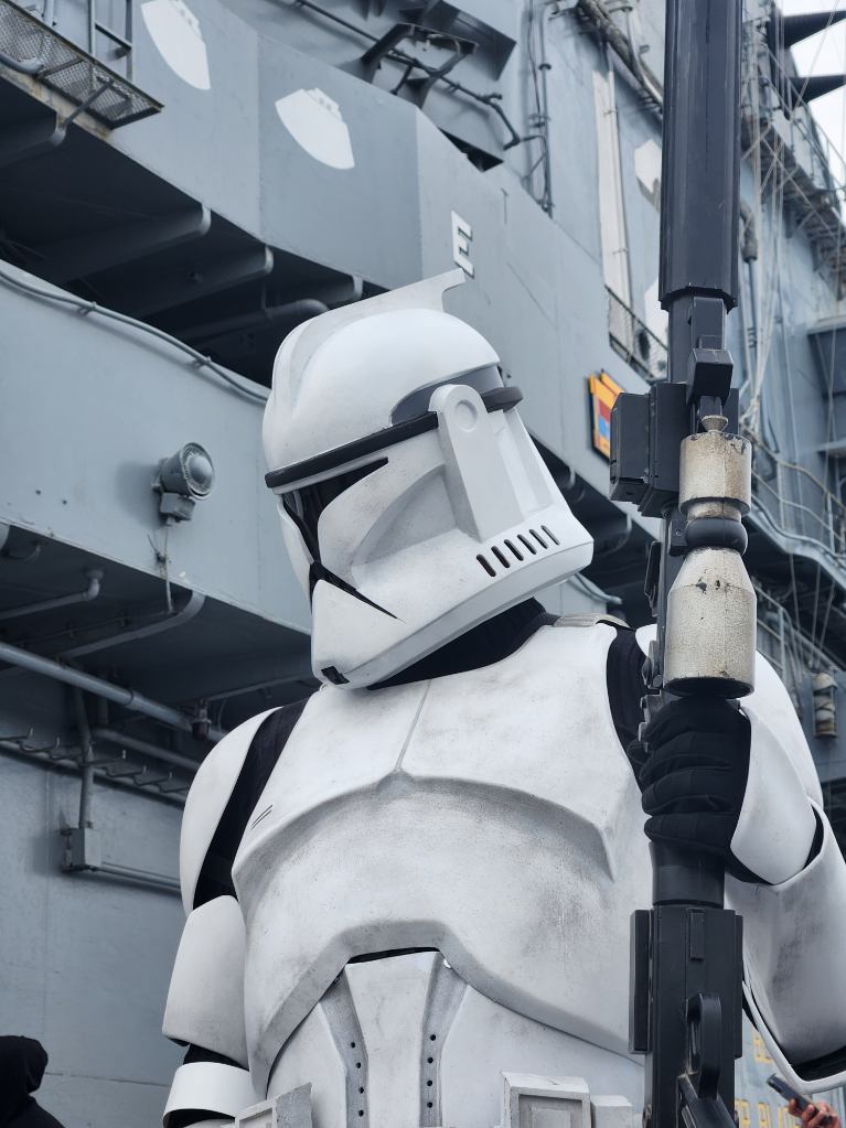 Had the opportunity to wear this Clone armor at last weekend's @CarrierConBA onboard the USS Hornet (Alameda, CA) .. Suit was built from a kit by DW Design Studios (Darren Wright) and fabricated by the talented @thorssoli .. I contributed to the clone's design back in 1999!