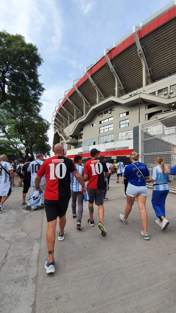 LigaAFA's tweet photo. Llegando al Mâs Monumental con una camiseta histórica 🔟

@Newells ❤🖤 https://t.co/m1eFKZE0Sm