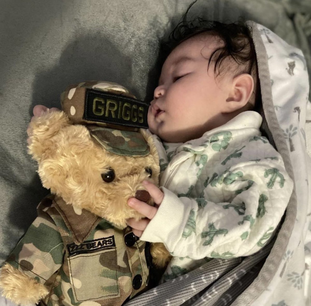 ZZZBears's tweet photo. This cutie is protected by SGT SLEEPTIGHT! #armyfamily #armybear #military https://t.co/4rsBq4vX8Z
