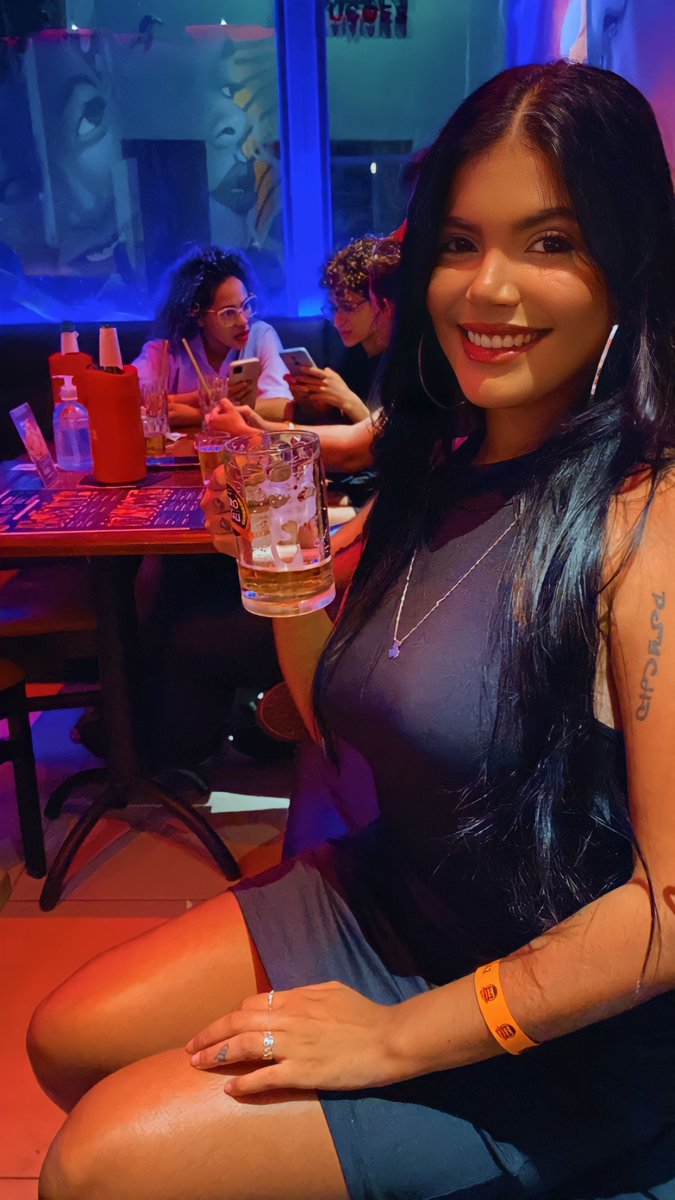 feehkarem's tweet photo. Tirando o fato que eu bebi praticamente tudo pra tirar a foto, tô linda 👍🏾 https://t.co/IX4tsvdG6B