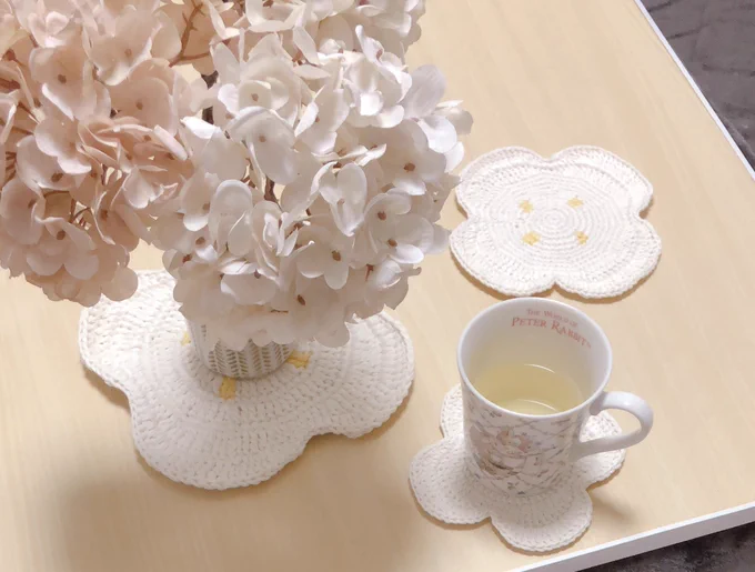 見て!!!編み物作家のさんにしぇりーのモチーフのお花、梅花空木をイメージしたコースターと鍋敷きを依頼させていただいたんだけど、めちゃくちゃ素敵なの!!!!おうちが一気に可愛くなりました...!!(⸝⸝› ‹⸝⸝)大切に使わせていただきます!!ありがとうございます!! 