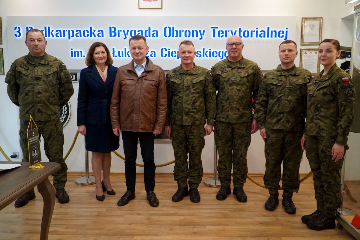 PawelWojcik_'s tweet photo. W czasie wizyty HRH Williama, spotkaliśmy się z Wicepremierem, Ministrem @MON_GOV_PL @mblaszczak .
Pan Premier postawił jasne zadanie: "𝗡𝗶𝗲 𝘇𝗮𝘁𝗿𝘇𝘆𝗺𝘂𝗷𝗰𝗶𝗲 𝘀𝗶ę, nie zwalniajcie tempa w uzupełnianiu #WojskoPolskie".
---
@21_bsp #3PBOT #20BOT @terytorialsi https://t.co/mkNDbCESmv