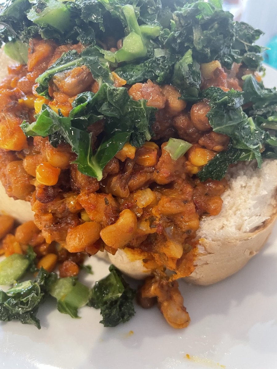 veganwithloye's tweet photo. A Nigerian classic Beans and Bread 🇳🇬Ewa riro(Stewed Honey Beans) and Vegan Agege bread (soft milk bread)  topped with Kale 😍🤤 #vegan https://t.co/JZTXYtOQkr