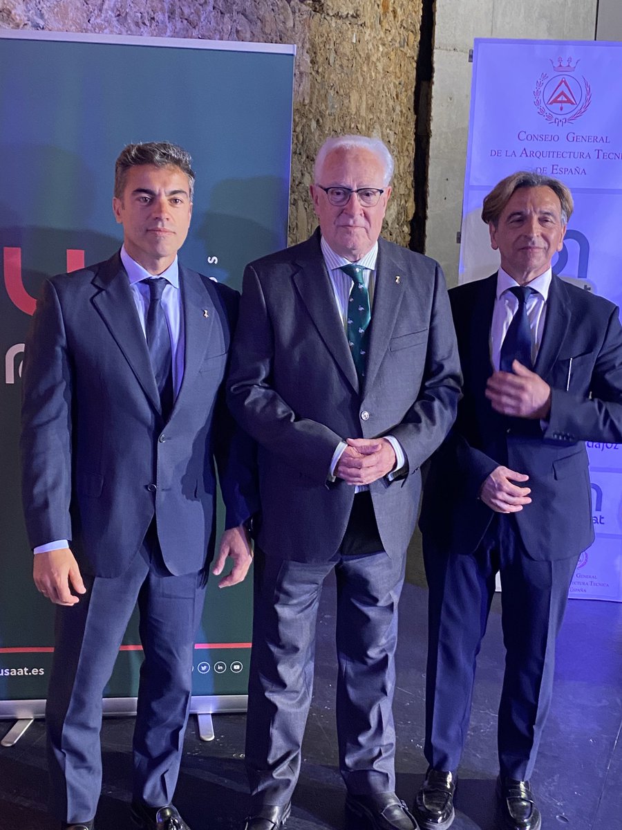 Agradezco al Consejo General de la Arquitectura Técnica de España la distinción concedida de Embajador de una Profesión vieja y sabia pero actual y comprometida siempre con la sociedad.