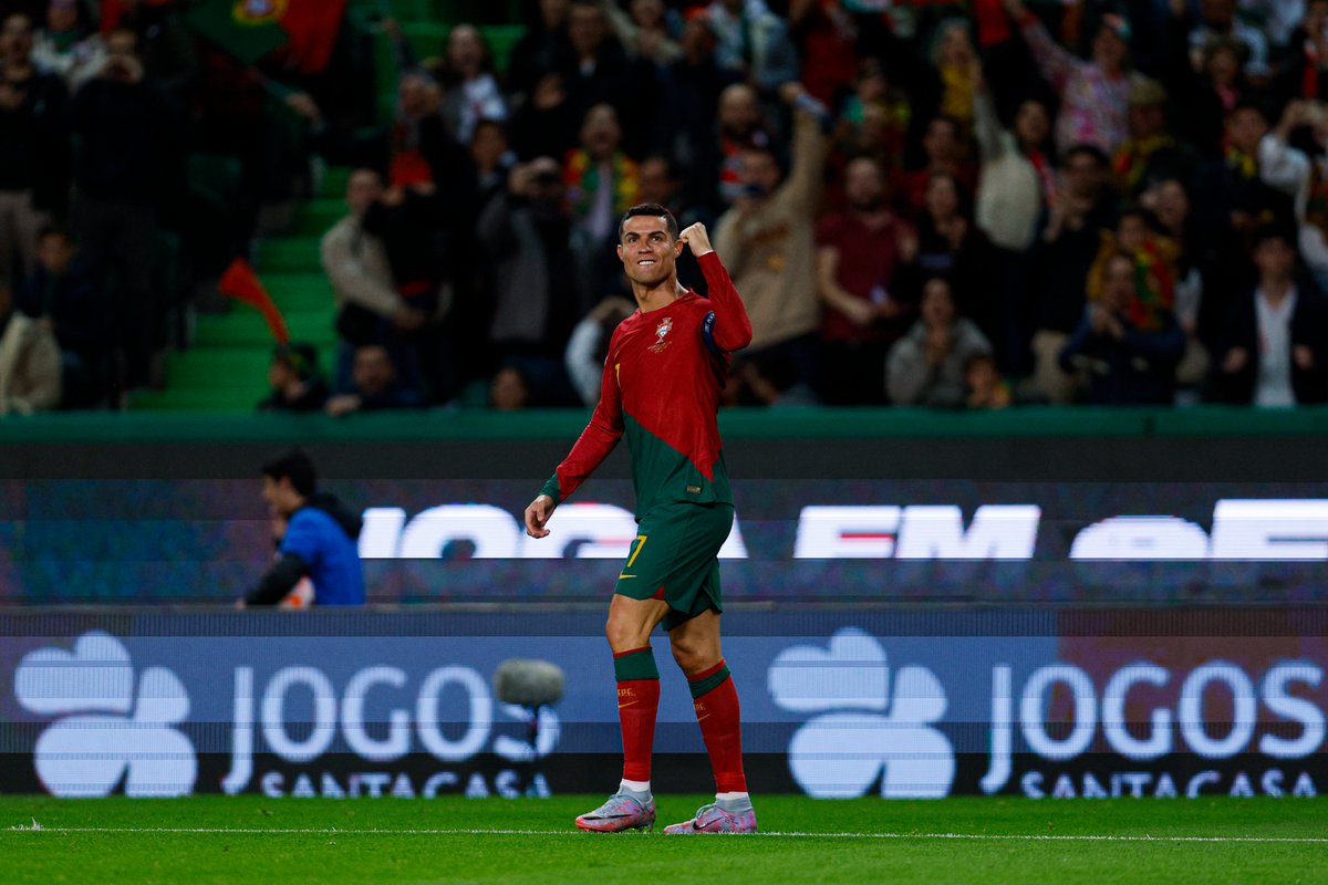selecaoportugal's tweet photo. 👽 @Cristiano 

#VesteABandeira #WearTheFlag https://t.co/J6HDQ6XrMm