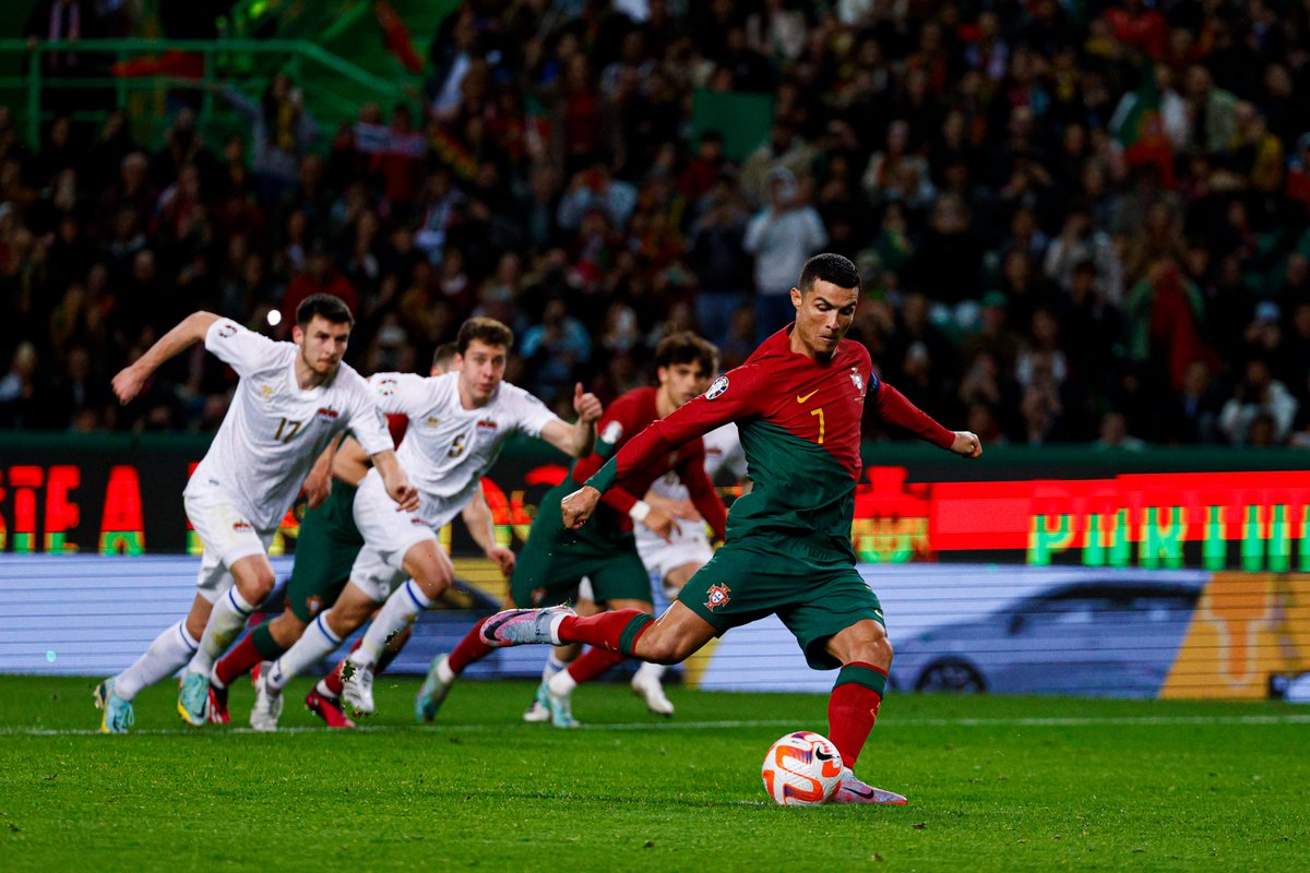 selecaoportugal's tweet photo. 👽 @Cristiano 

#VesteABandeira #WearTheFlag https://t.co/J6HDQ6XrMm