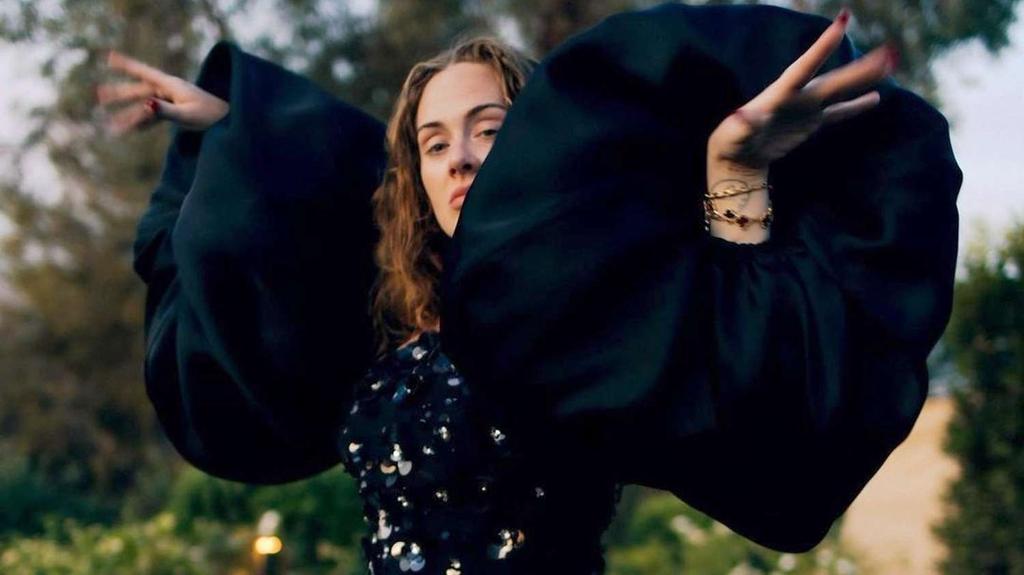 legendaryadkins's tweet photo. A very needed thread of Adele's viral videos on twitter: https://t.co/ghwZpwFHNR