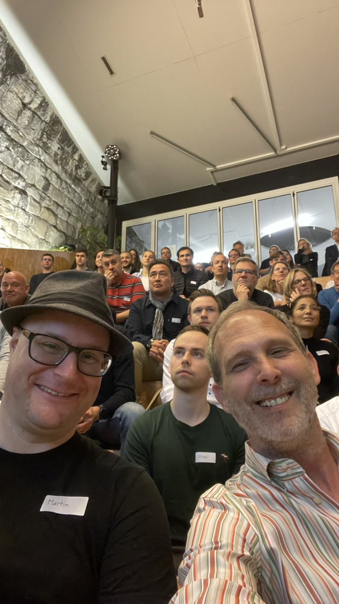 Mpolzin's tweet photo. Neben dem @pokipsie bei einem Anlass von #findependent einem spannenden Vortrag von Prof. Hens lauschen. #fullhouse https://t.co/NdQk0C97B1