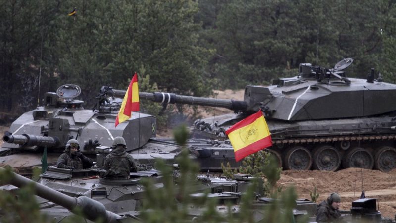 SukaPutinchik's tweet photo. #Spain’s Defense Ministry reports that it will transfer the first six of ten #Leopard 2 main battle tanks it has pledged for #Ukraine by the end of the next week. https://t.co/hDf8DGlFOy