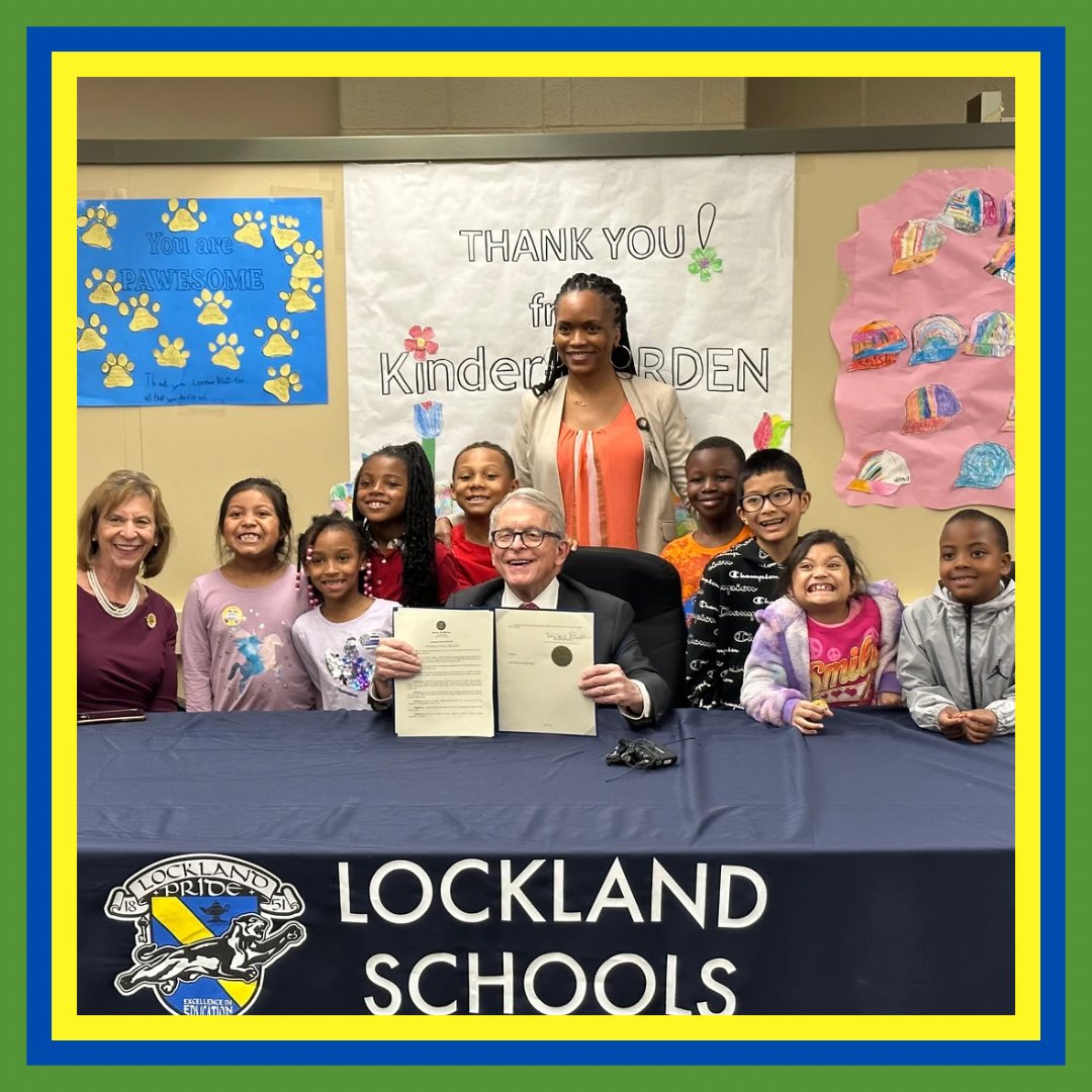HamiltonCoESC's tweet image. Today, @LocklandLocal Schools welcomed @GovMikeDeWine and @FranDeWine for a special visit. The Gov. came to observe their literacy program, the Science of Reading, in action. Way to represent southwest Ohio 💙💛 #hcesc