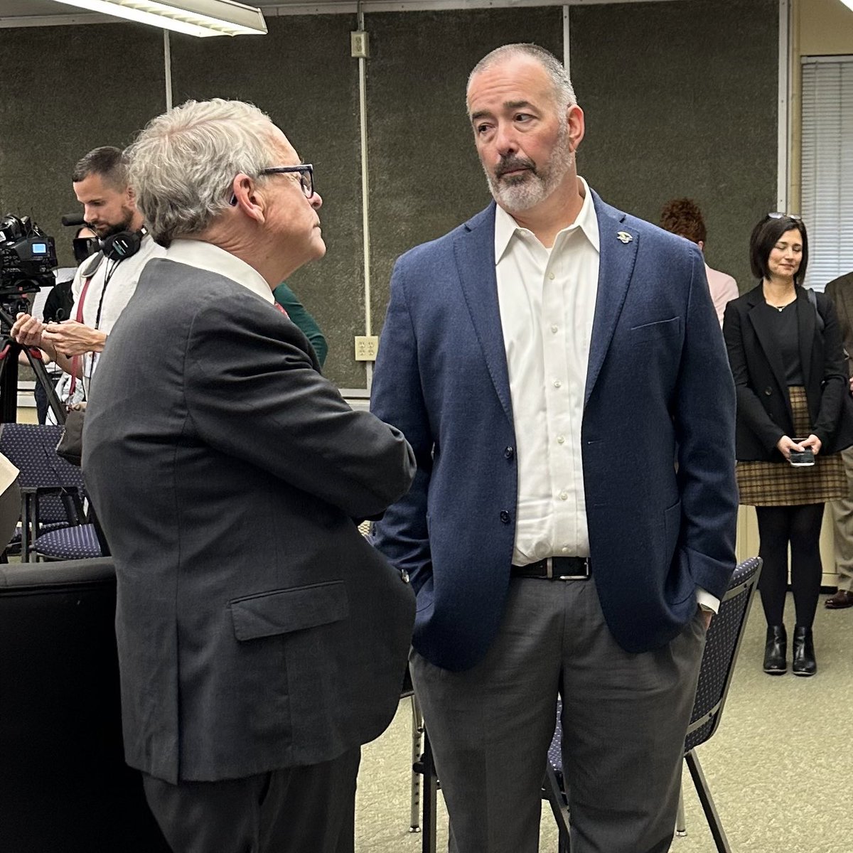 HamiltonCoESC's tweet image. Today, @LocklandLocal Schools welcomed @GovMikeDeWine and @FranDeWine for a special visit. The Gov. came to observe their literacy program, the Science of Reading, in action. Way to represent southwest Ohio 💙💛 #hcesc