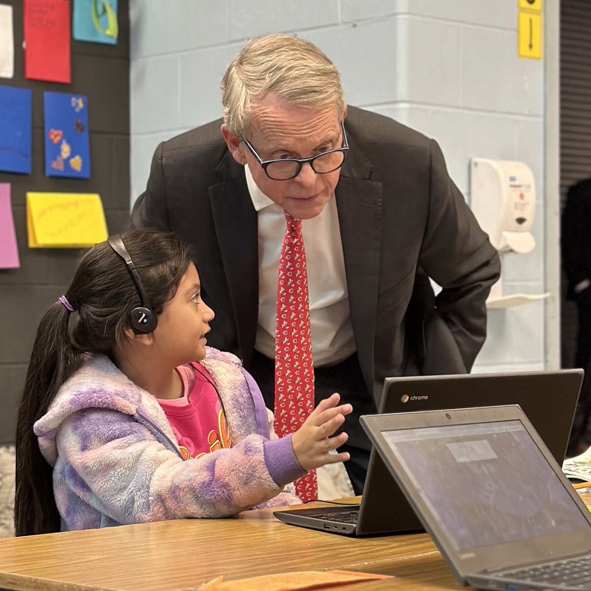 HamiltonCoESC's tweet image. Today, @LocklandLocal Schools welcomed @GovMikeDeWine and @FranDeWine for a special visit. The Gov. came to observe their literacy program, the Science of Reading, in action. Way to represent southwest Ohio 💙💛 #hcesc