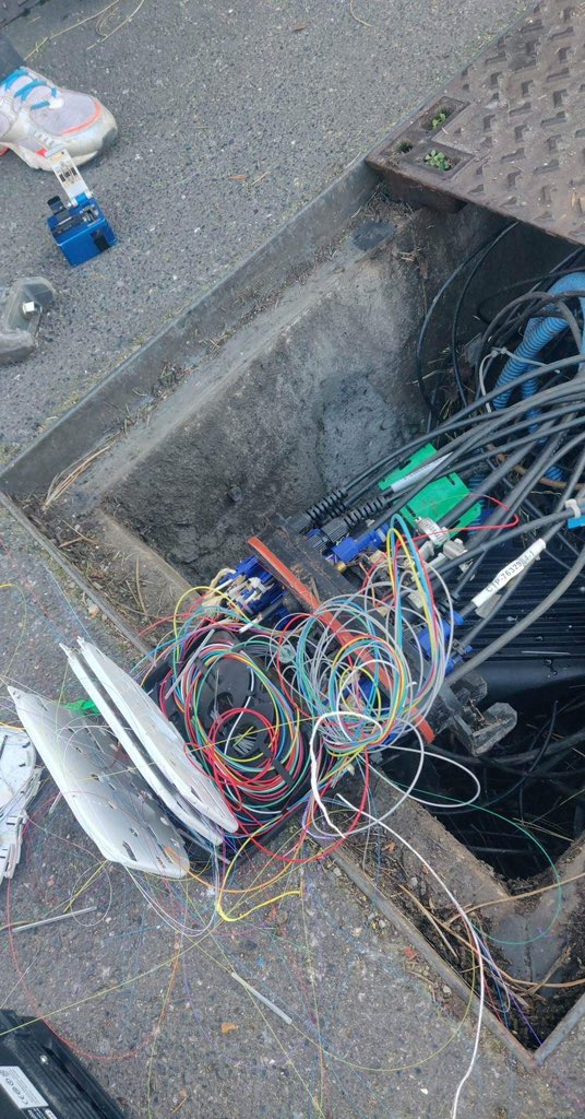 LaurentBrosse's tweet image. 4 mails de suite envoyés ce soir à SFR pour des problèmes d’accès à Internet partout dans la ville. Les armoires dans un état déplorable, les foyers débranchés, franchement ce n’est plus possible!!! 😡 Allo SFR il y a quelqu’un? #BasDébit #Conflans @XpFibre