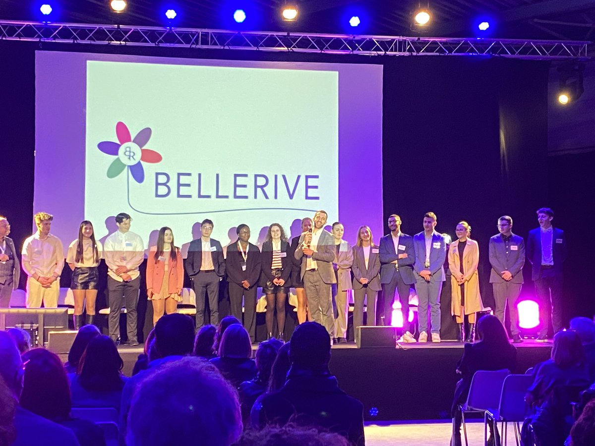 davidmarkezic's tweet photo. Soirée des 16 réseaux du nord Franche-Comté. L’IUT @iutnfc @fc_univ présent avec d’anciens étudiants entrepreneurs, animateurs, têtes de réseau. Et des étudiants #BUTTC qui participent à l’organisation de l’événement 👍 Jenny Bourquin ex #BUTGACO et chanteuse pour l’occasion 👏 https://t.co/siDLL5WYzN