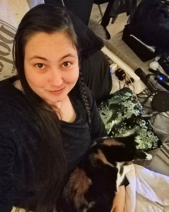 Esadora - Law of "cat on a lap" dictates one must not move. So~ I guess forget about getting up to get another hair band and finishing my hair. 😂 https://t.co/Vb6uOQOGMb https://t.co/7YAdqTj3pA