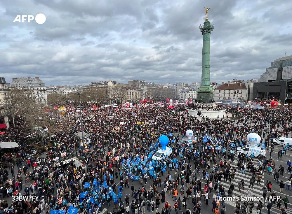 leparisiendu92's tweet photo. Toujours déterminés pour combattre cette #reformedesretraites, la forte mobilisation d’aujourd’hui démontre bien que personne n’en veut. 
On se retrouve mardi 28 mars pour le retrait de la réforme. 
@urifunsa @UnsaAP @UnsaFP @UNSA_officiel @SnademUnsa @FedUNSATer @AntoineGuillou https://t.co/ktG1YRCRmx