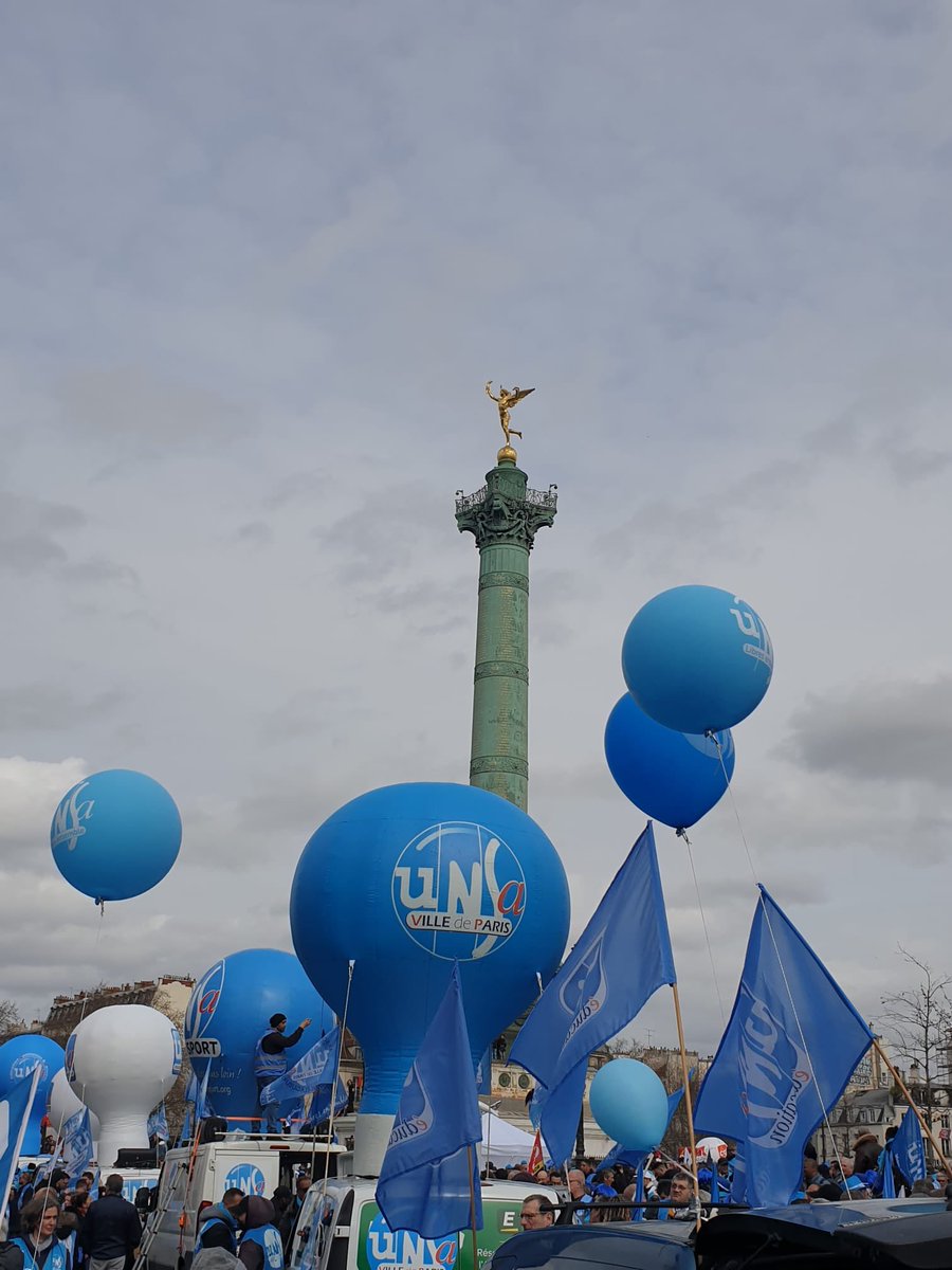 leparisiendu92's tweet photo. Toujours déterminés pour combattre cette #reformedesretraites, la forte mobilisation d’aujourd’hui démontre bien que personne n’en veut. 
On se retrouve mardi 28 mars pour le retrait de la réforme. 
@urifunsa @UnsaAP @UnsaFP @UNSA_officiel @SnademUnsa @FedUNSATer @AntoineGuillou https://t.co/ktG1YRCRmx