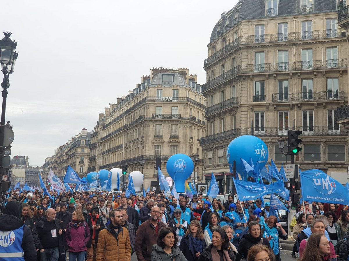 leparisiendu92's tweet photo. Toujours déterminés pour combattre cette #reformedesretraites, la forte mobilisation d’aujourd’hui démontre bien que personne n’en veut. 
On se retrouve mardi 28 mars pour le retrait de la réforme. 
@urifunsa @UnsaAP @UnsaFP @UNSA_officiel @SnademUnsa @FedUNSATer @AntoineGuillou https://t.co/ktG1YRCRmx