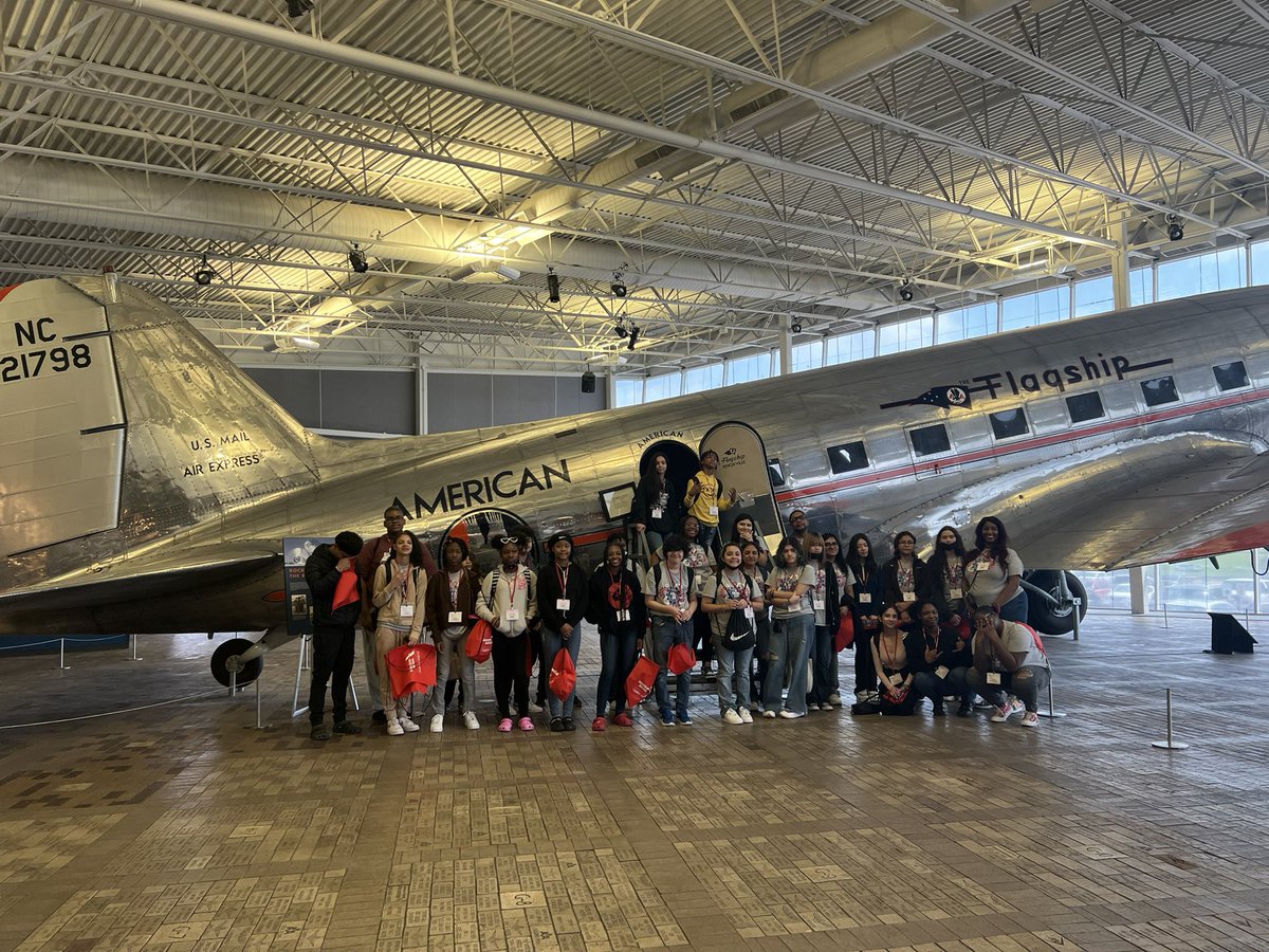TreecaC's tweet image. KMS GEAR UP students explored the world of aviation at the C.R. Smith Museum. Students got to participate in hands on flight simulations testing out their own skills! @KennemerMS @KmsSteam @DuncanvilleISD @R10_GEARUP @Region10ESC