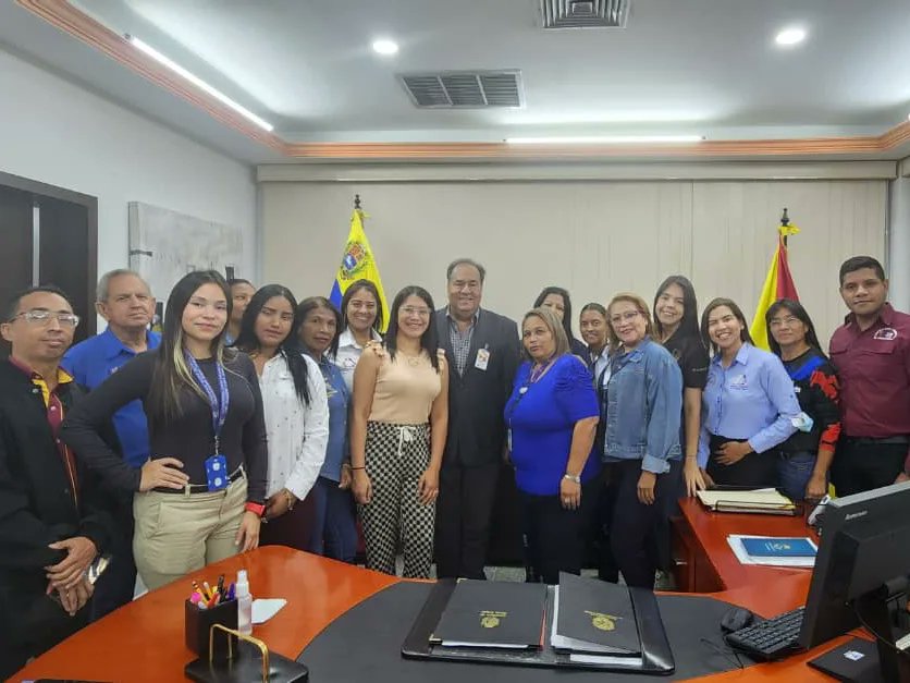 CMEArSucre's tweet photo. #Notisa🇻🇪🇻🇪 El Contralor Regional
@CesarOteroDuno junto a la Gte. de la Oficina de Atención al Ciudadano Mariupszi Figuera dieron la bienvenida a los jefes de las OAC de las 18 Contralorías Municipales de Aragua en los espacios de la @CEAragua, en pro de la integración del #SNCF. https://t.co/Vx9W9huNFa