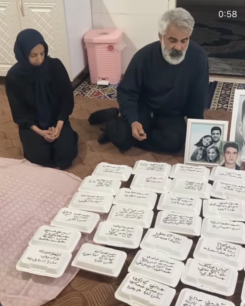 khodesepid's tweet image. اگر فکر کردید آقا ماشالله فقط برای #محمد_حسینی پدری می‌کنه سخت در اشتباهید، چون با اسم تمام جاوید نامان نذری درست کرده و قراره بین بچه‌های کار و بی بضاعت پخش کنه.
فدای دستان پینه بسته‌ات پدر..
#مهسا_امينی‌ 
#محمدمهدی_کرمی