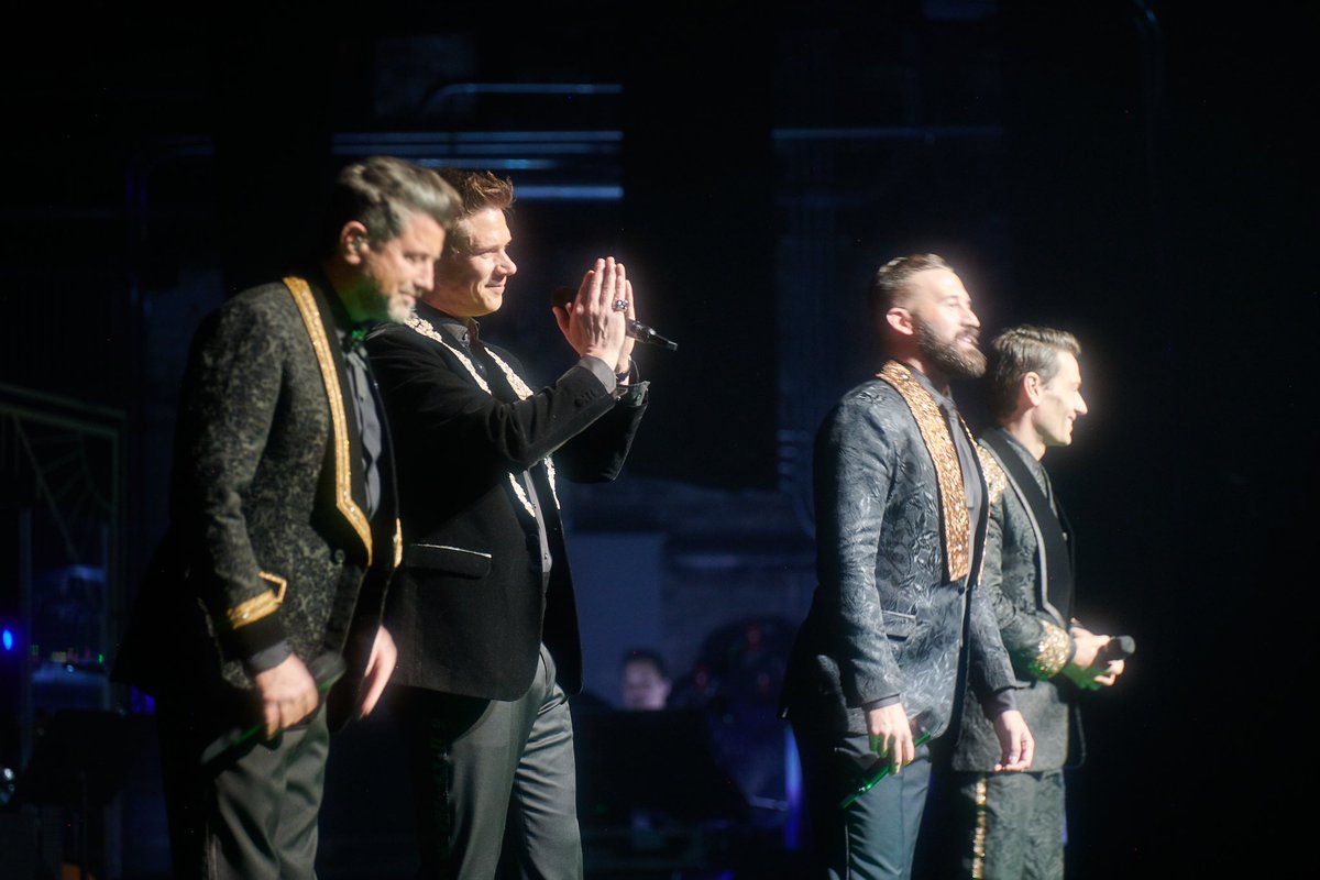 ildivoofficial's tweet photo. The Dream Team! 💛✨
📸: Mario Schmolka at @BeaconTheatre / March 10 https://t.co/A0NZfWiwqu