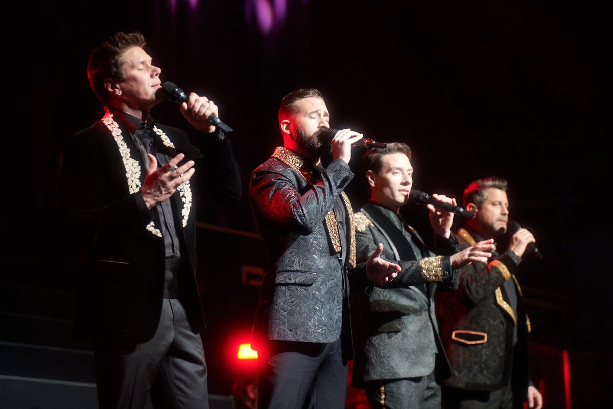ildivoofficial's tweet photo. The Dream Team! 💛✨
📸: Mario Schmolka at @BeaconTheatre / March 10 https://t.co/A0NZfWiwqu
