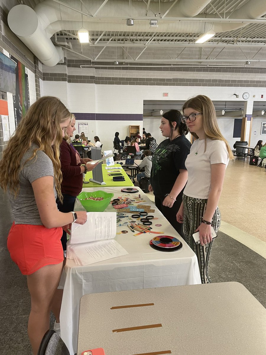 HCIntervention's tweet image. Another fun day of spreading information for Drugs and Alcohol Facts Week!  Both the Hawks and Mustangs engaged in some questions and won prizes.  @hhshawks03 @M_villeHS