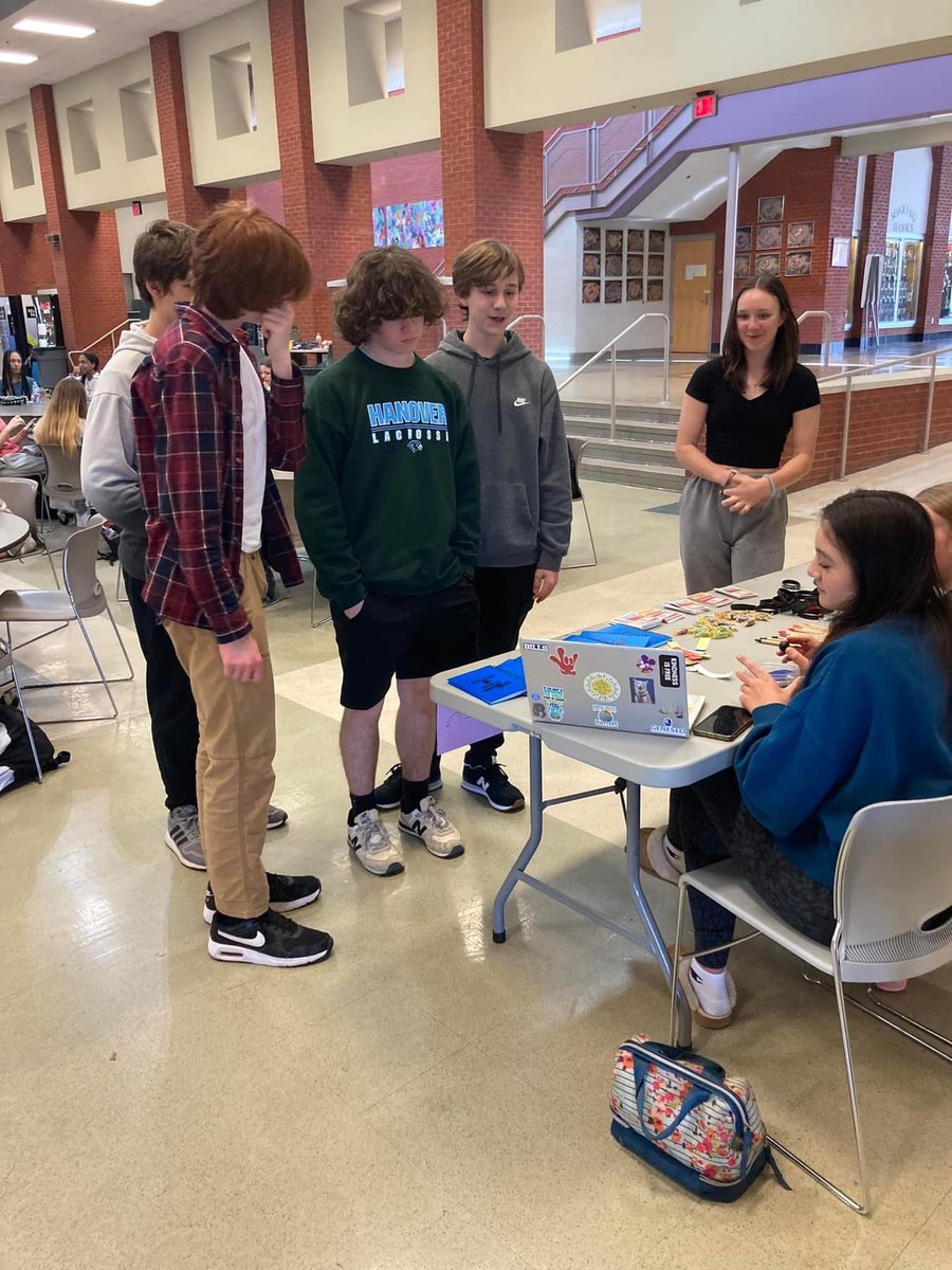 HCIntervention's tweet image. Another fun day of spreading information for Drugs and Alcohol Facts Week!  Both the Hawks and Mustangs engaged in some questions and won prizes.  @hhshawks03 @M_villeHS