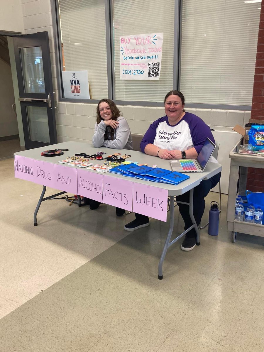 HCIntervention's tweet image. Another fun day of spreading information for Drugs and Alcohol Facts Week!  Both the Hawks and Mustangs engaged in some questions and won prizes.  @hhshawks03 @M_villeHS